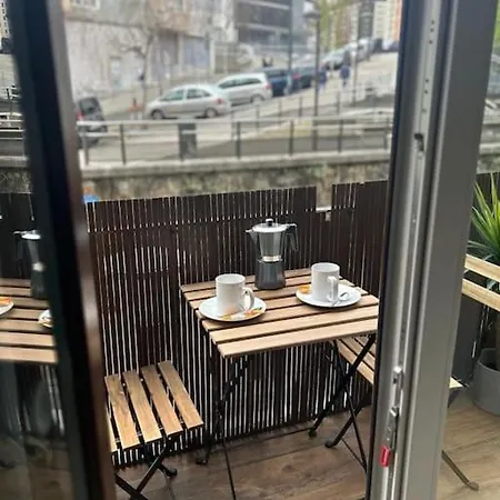 Piso Deluxe Con Balcon Cerca Del Casco Viejo アパート ビルバオ